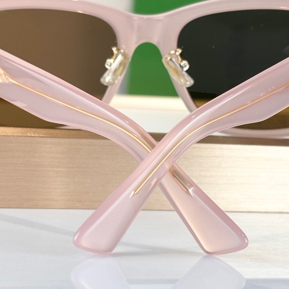Bottega Veneta Women’s Stylish Sunglasses - Picture 7 of 9